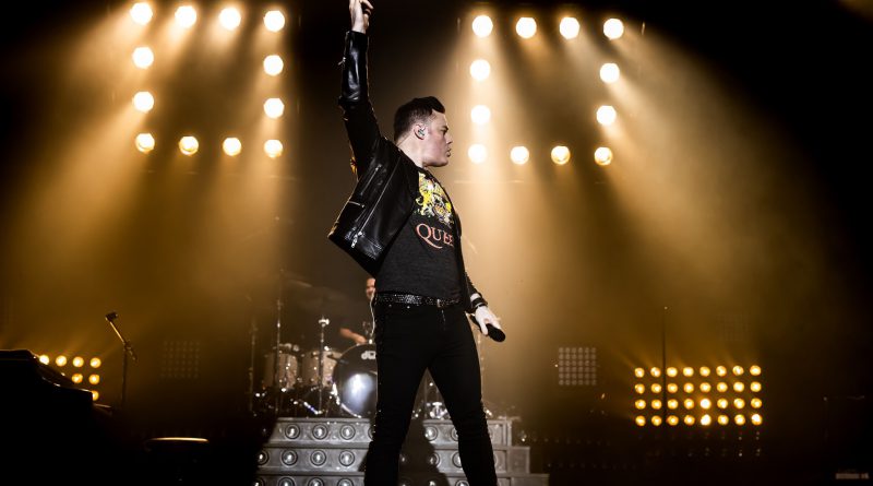 Marc Martel steht auf der Bühne reckt wie sein Vorbild Freddie Mercury seine Faust in die Luft